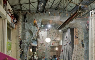  Indoor adventure course 